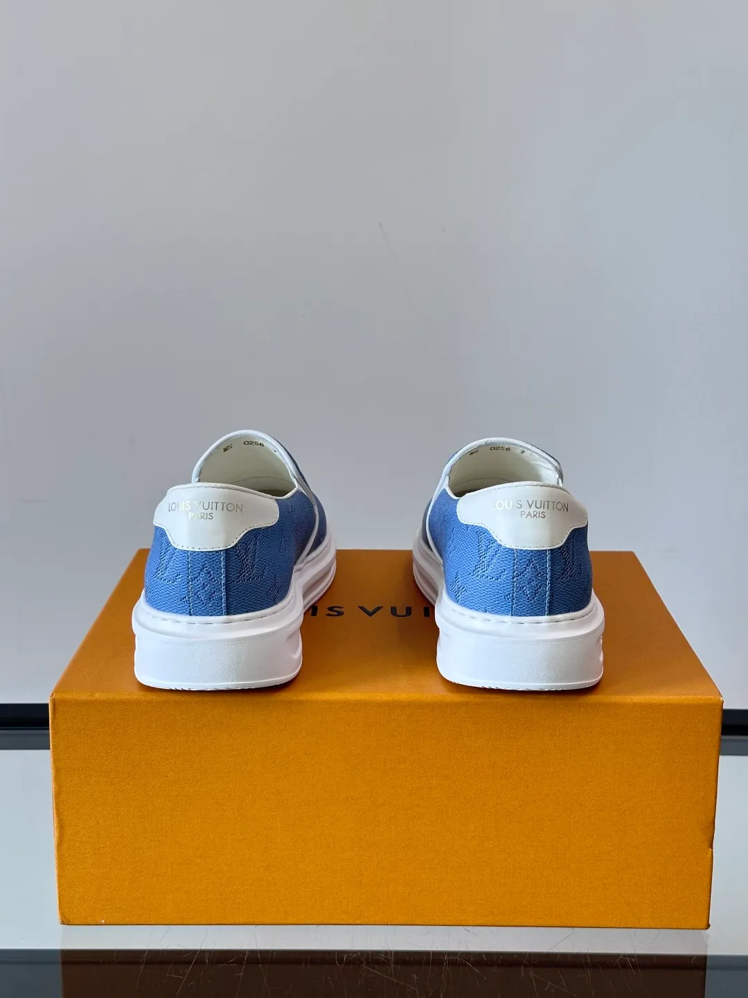 Men's shoes 💰p360 "LOUIS VUITTO＊" Classic presbyopic slip-on loafers are made of classic Damier Gra men's shoes 💰phite canvas, with LV logo embellishment on the shoe body, leather straps decorated with LV metal logo buckles, smooth calf leather trim, and Monogram flower rubber outsole, full of youthful vitality and elegance. Blake craftsmanship and hand-stitched uppers cleverly establish recognition, and the standard sheepskin lining provides a comfortable and soft foot feel! Size: 38-44